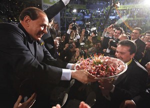 Silvio Berlusconi offre mortadella alla convention della Coldiretti
