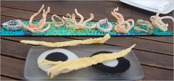 Pelle di salmone fritta e finti frutti di mare (fatti con la farina di riso)