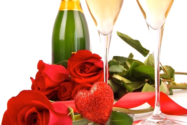 rose rosse, champagne, cuori
