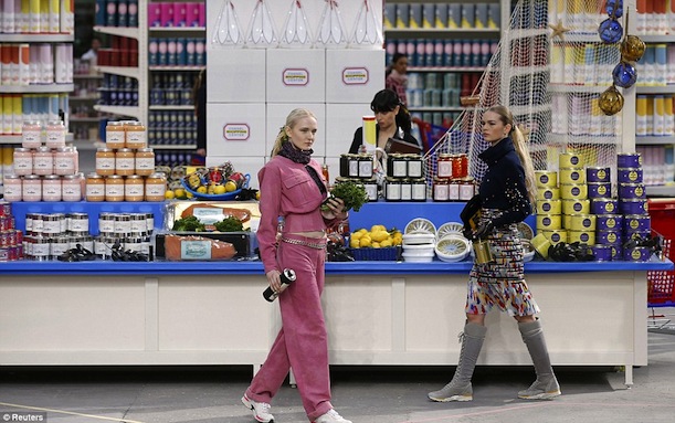 Sfilata Chanel nel finto supermercato