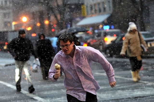 Mangiatore di gelato sotto la neve