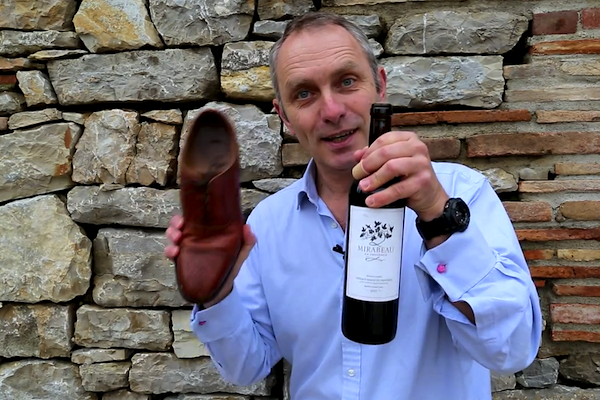 Aprire una bottiglia di vino con una scarpa