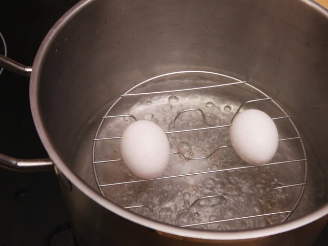 Uova sode, acqua calda