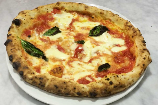 pizza Margherita Sorbillo Duomo