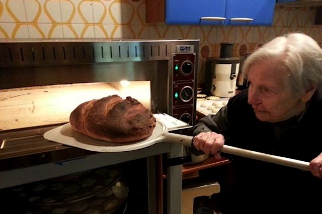 Nonna Leo inforna il pane