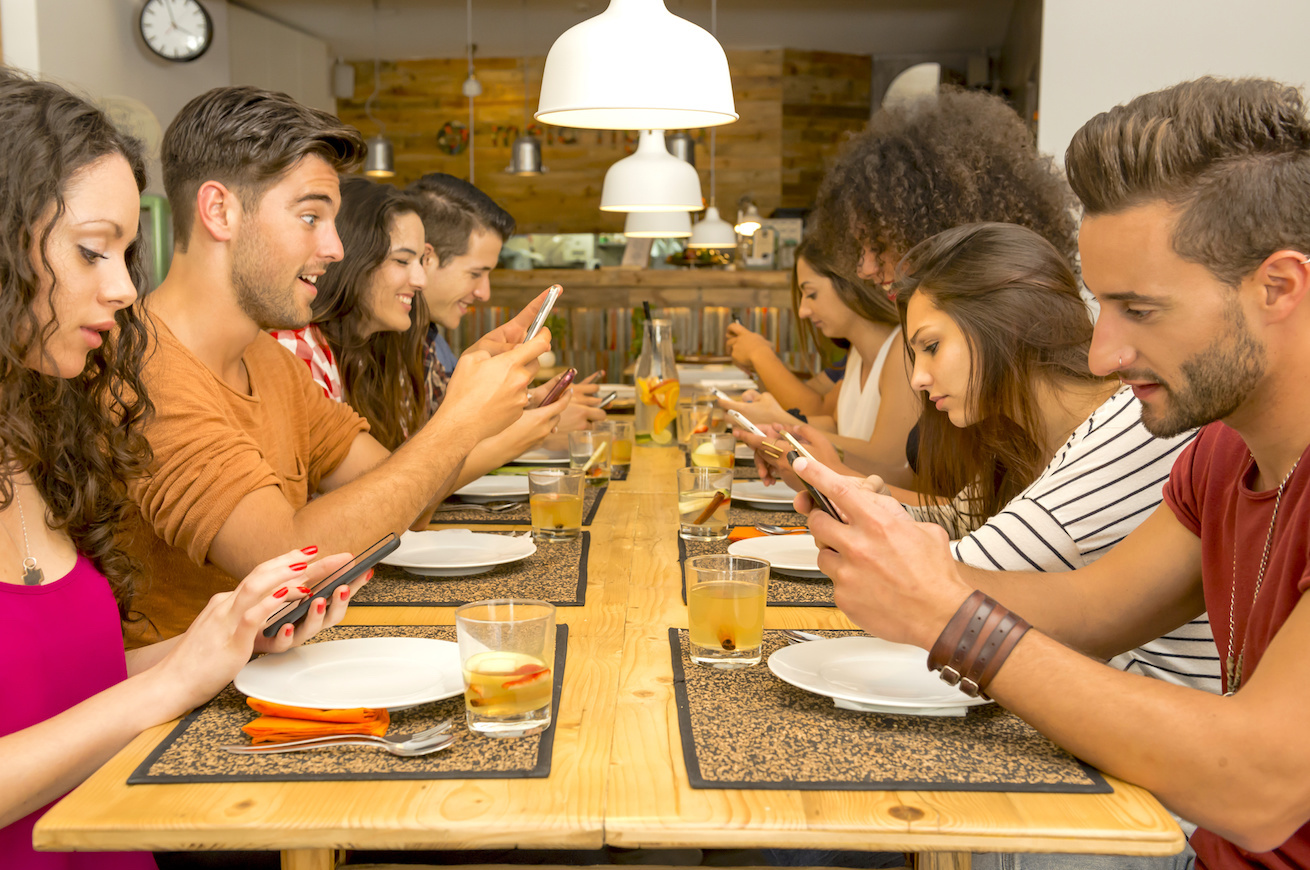smartphone, cellulare a tavola