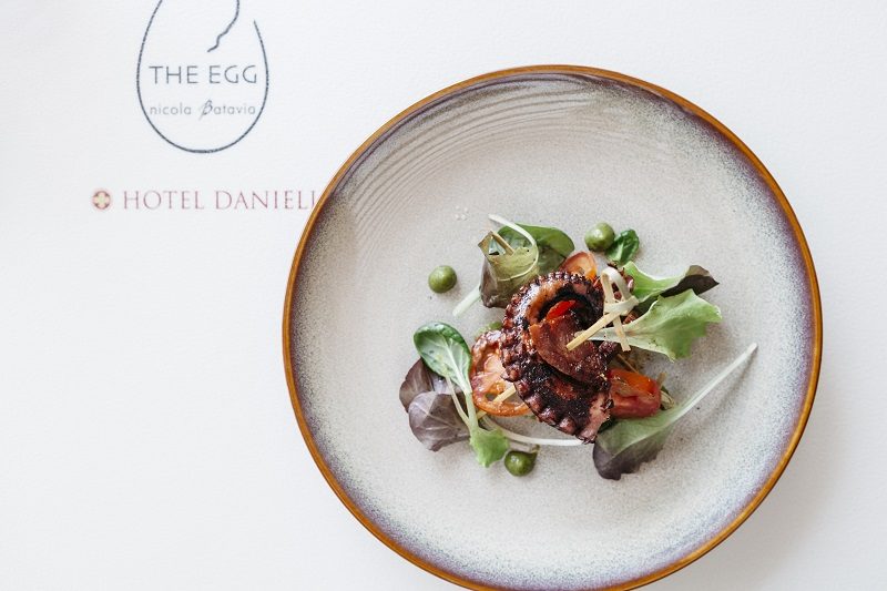 Hotel Danieli – The Egg Nicola Batavia @ Hotel Danieli - spiedino di polipo alla plancia con chorizo