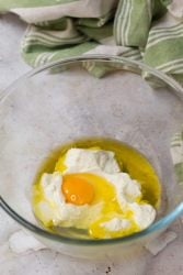 uovo, yogurt e olio in una ciotola