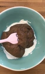 Farina zucchero e gelato mescolati in una ciotola