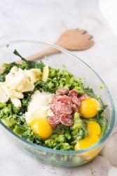 broccoli in una terrina uova, parmigiano, salame, scamorza, sale, pepe in ciotola