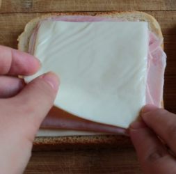 formaggio e prosciutto su french toast