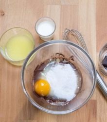 uovo, burro e latte aggiunti a impasto mug cake