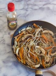 verdura nel wok con salsa di soia