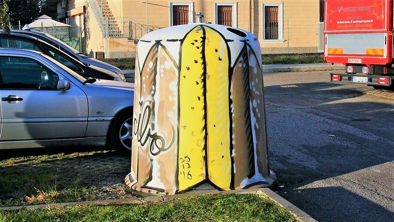Verona, l’artista Cibo censura i graffiti dei No Vax