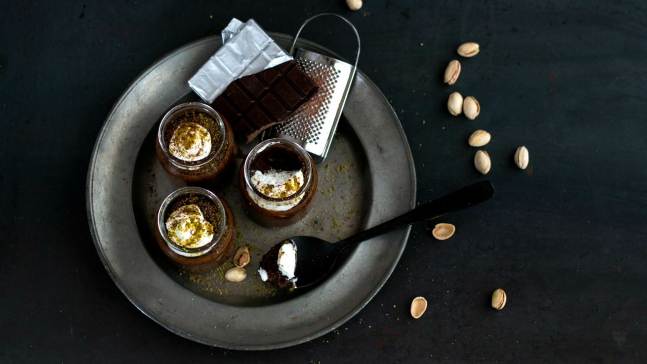 mousse-cioccolato-e-caffè-con-panna-e-pistacchi-porzioni