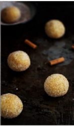 biscotti a pallina disposti sulla placca da forno