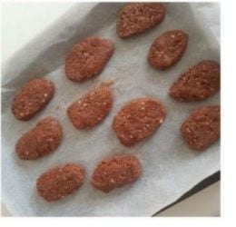 biscotti formati in forma ovale su teglia da forno