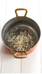 cipolla e aglio a soffriggere in una pentola