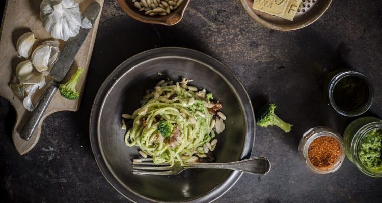 Ricetta - Spaghetti con pesto di broccoli, sarde e uvetta | Dissapore