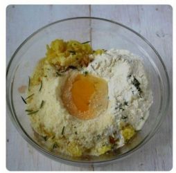 ciotola con purea parmigano, uovo, rosmarino e farina