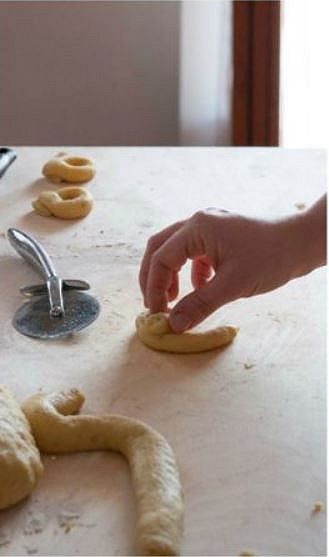 mani che formano i biscotti