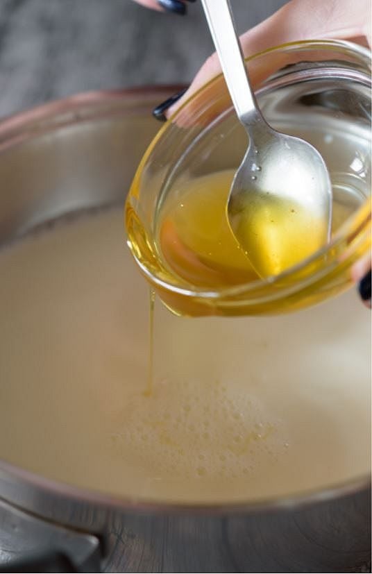 latte bollito con aggiunta di miele