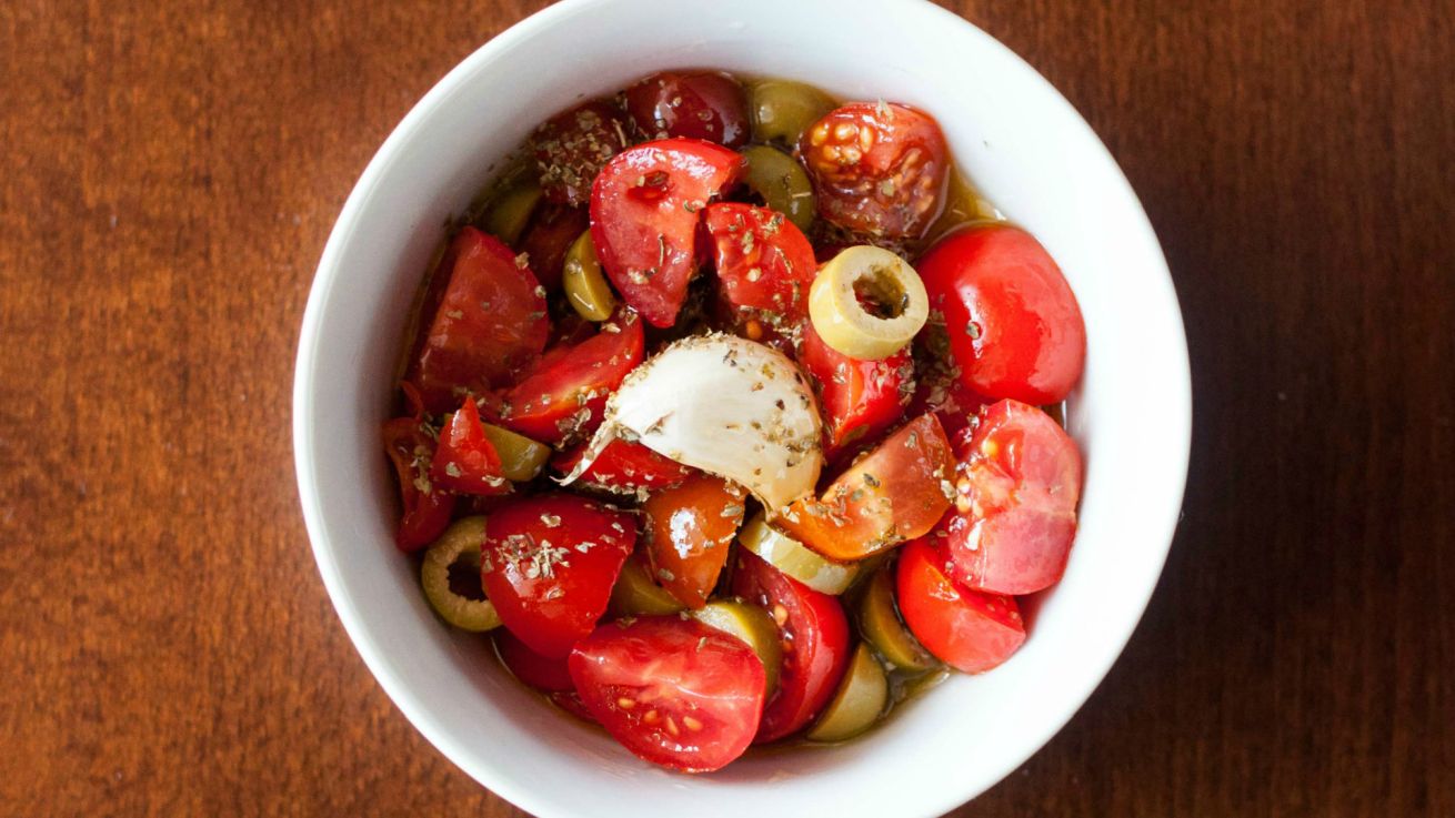 pasta olive e pomodorini condimento