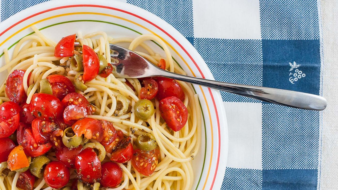pasta olive e pomodorini piatto