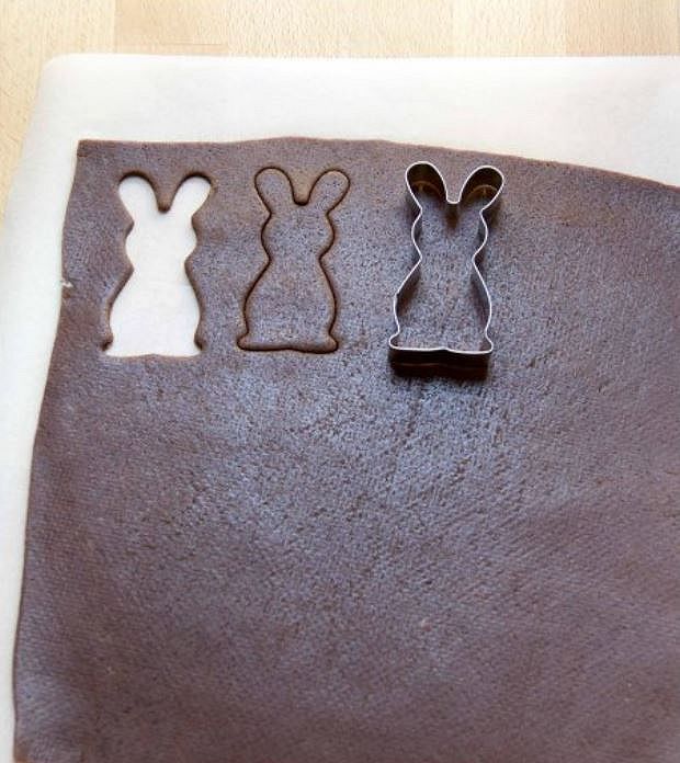 taglio dei biscotti con una formina a forma di coniglio