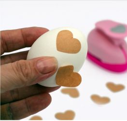 adesivi a forma di cuore piazzati sul guscio delle uova sode