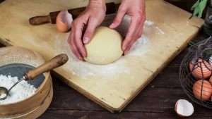 palla di pasta per ravioli su un tagliere di legno