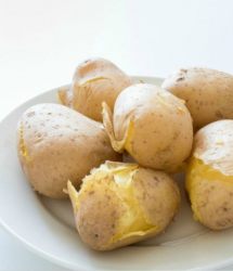 patate cotte con buccia spaccata