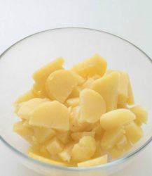 patate tagliate in un'insalatiera