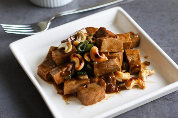 tofu saltato in un piatto quadrato