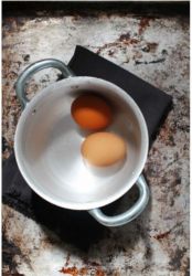 uova rassodate in un pentolino pieno d'acqua
