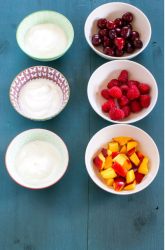 frutta divisa in tre ciotole accanto a tre ciotole di yogurt