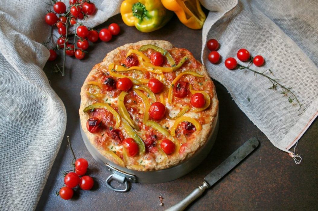 pizza con pomodorini interi e peperoni