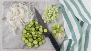 zucchine e cipolle affettate