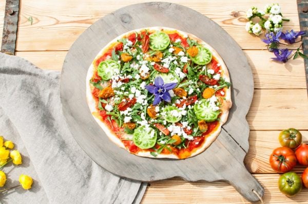 pizza croccante con verdure crude