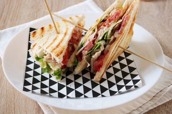 club sandwich su piattino