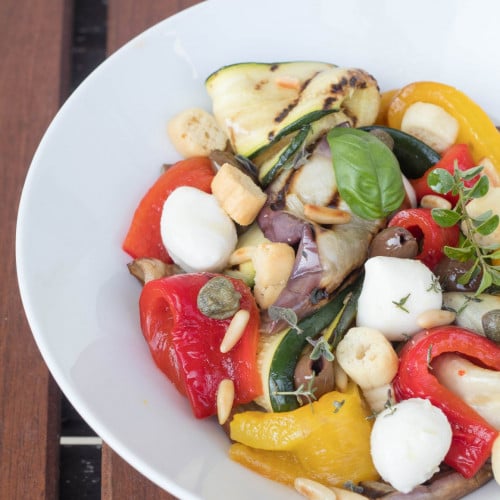 dettaglio dell'insalata con pinoli, olive, capperi e mozzarella