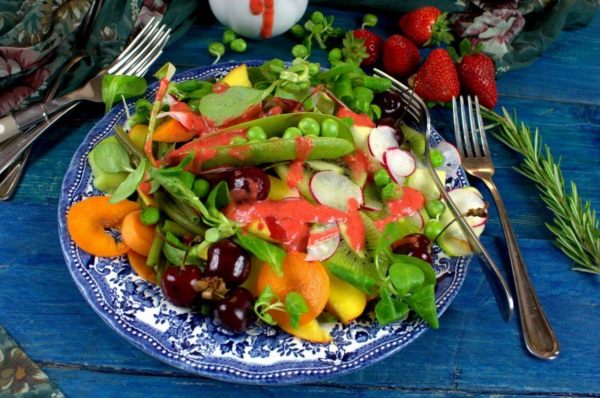 insalata di frutta e verdura sul piatto