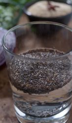 semi di lino in un bicchiere d'acqua