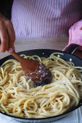 spaghetti mantecati in padella