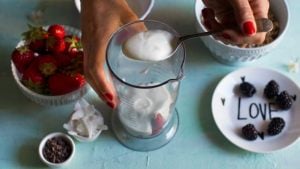 yogurt e fragole nel bicchiere del frullatore