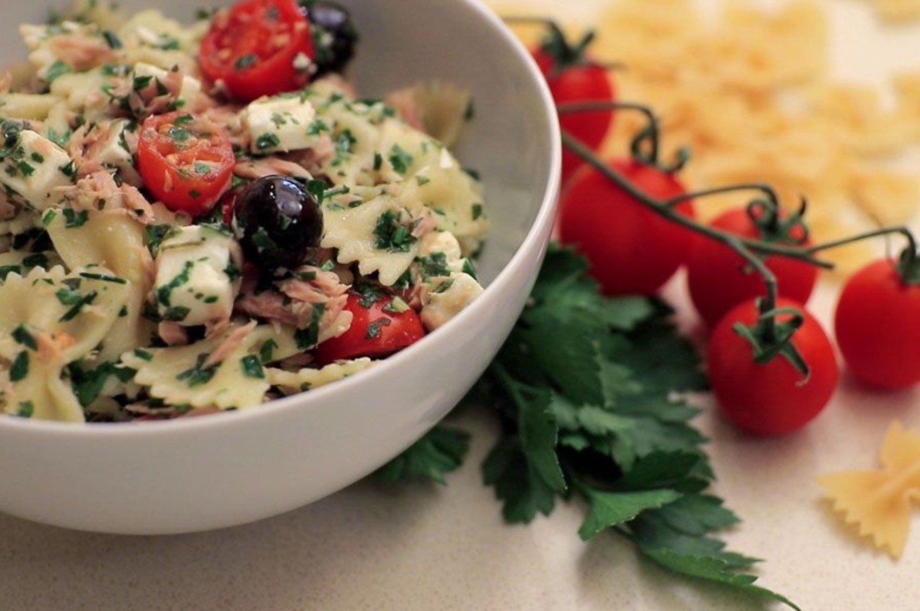 ciotola di insalata di pasta con pomodori, tonno e olive