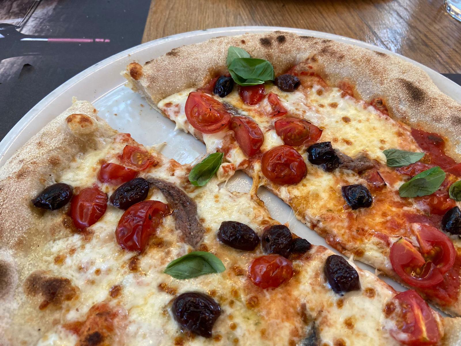 pizza con olive e acciughe