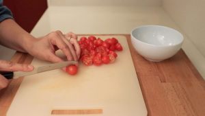 pomodorini tagliati a metà su un tagliere