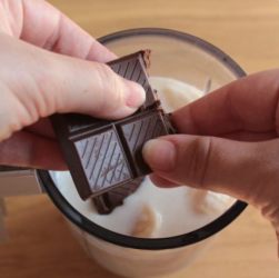 cioccolato aggiunto al bicchiere del frullatore