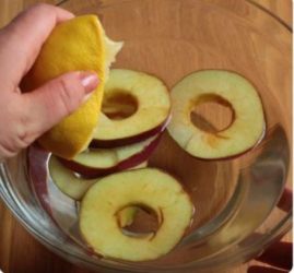 fette di mela in acqua e limone